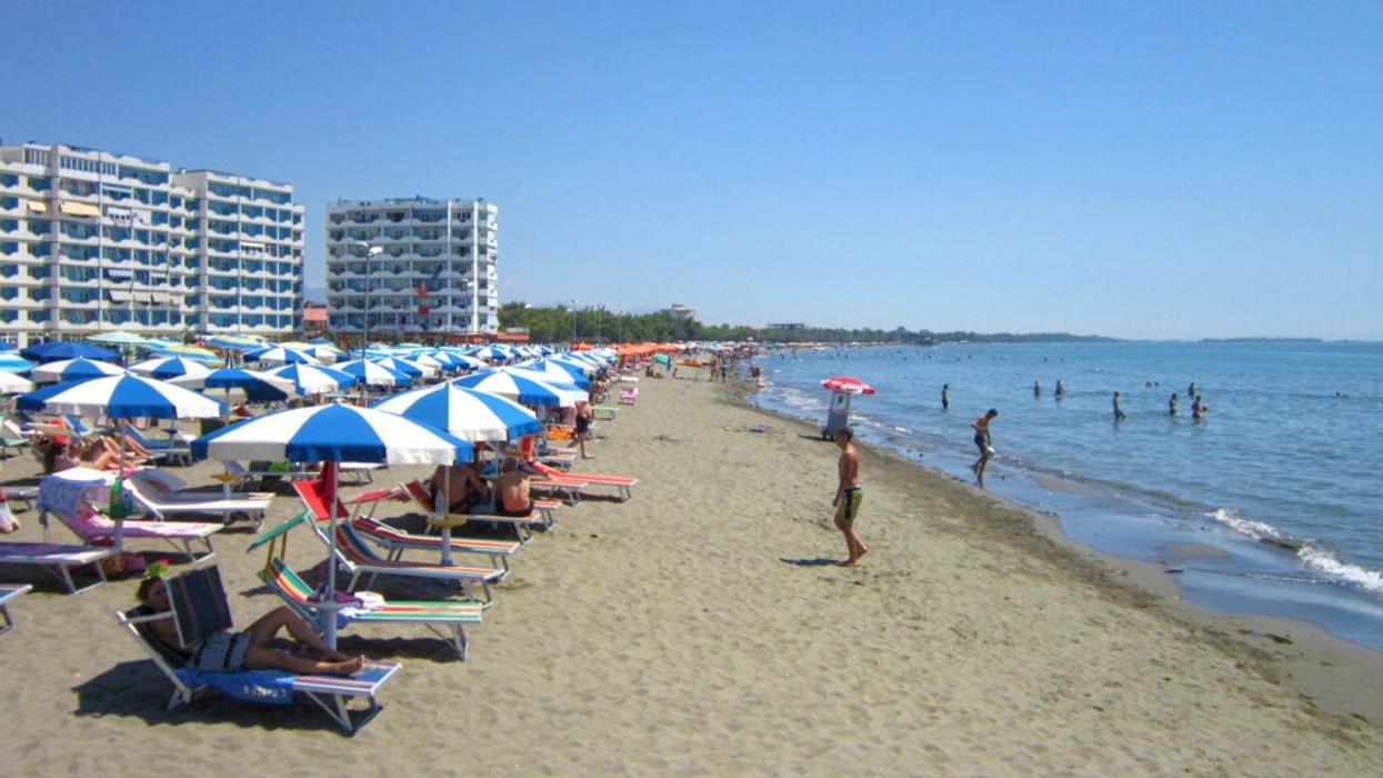 Bashkia e Lezhës publikon çmimet e shezlloneve dhe kërkon denoncimin e abuzimeve në plazhe