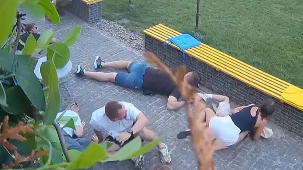 Njerëzit ikin ndërsa rusët kryejnë sulm pranë kafenesë në Ukrainë