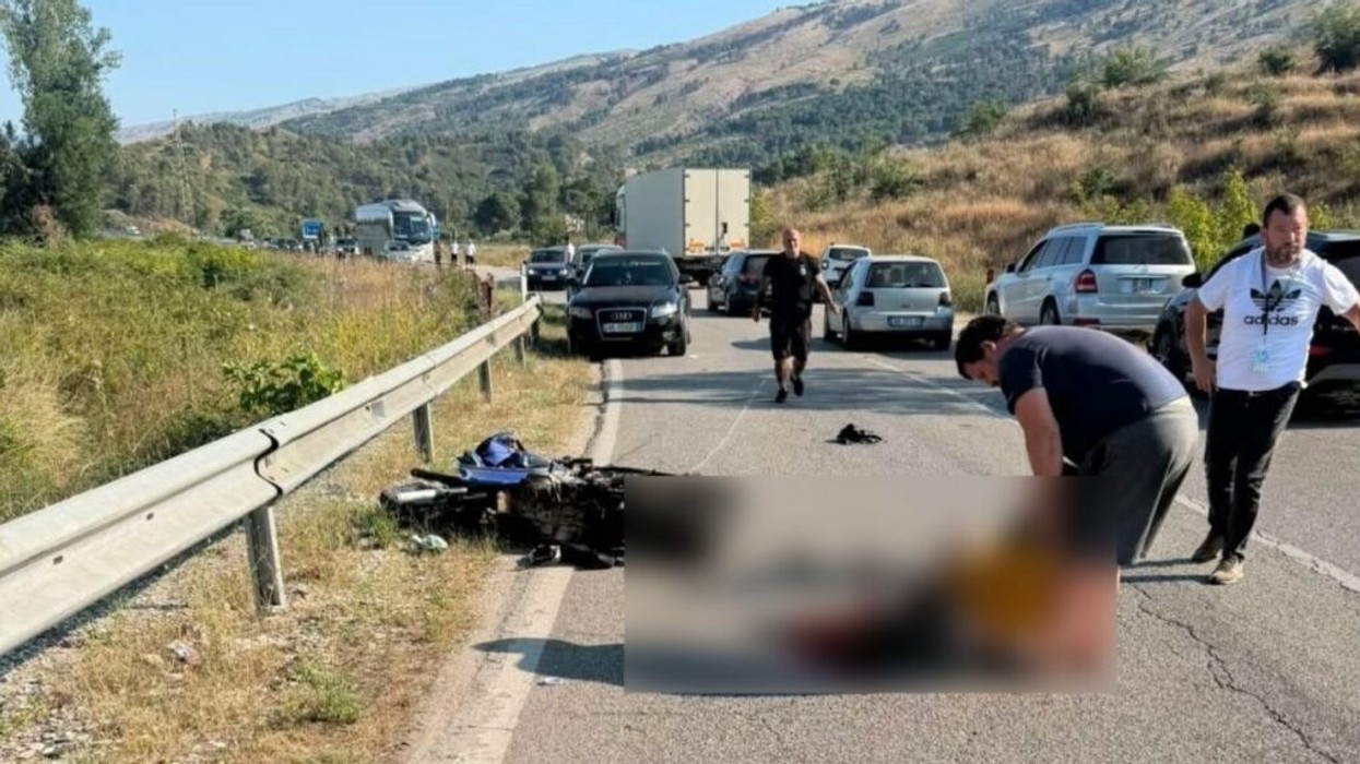Aksident i rëndë në aksin Gjirokastër-Tepelenë, motoçiklisti përplaset me maunen dhe humb njërën këmbë