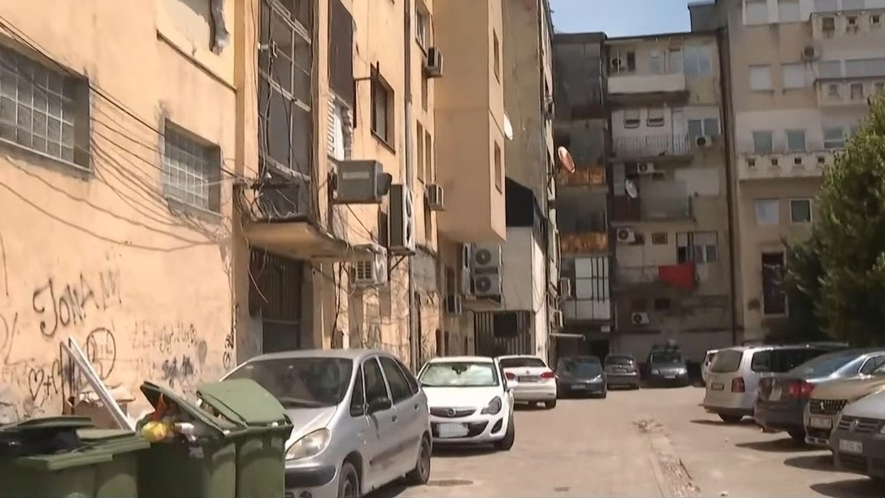 Ndërtesat e vjetra në Pejë presin investime pas dekadash pa ndërhyrje