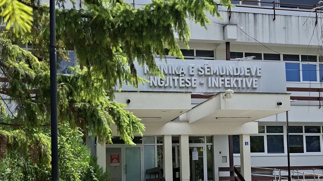 Rasti i helmimit në Prishtinë - 70 persona kërkuan ndihmë në Infektivë, 22 të hospitalizuar