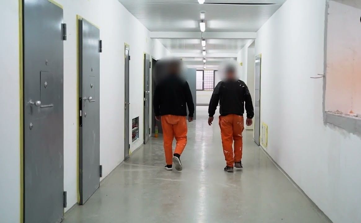 Dyshohet se përfitoi para nga një i burgosur, aktakuzë ndaj një oficeri korrektues në Dubravë Dyshohet se përfitoi para nga një i burgosur, aktakuzë ndaj një oficeri korrektues në Dubravë