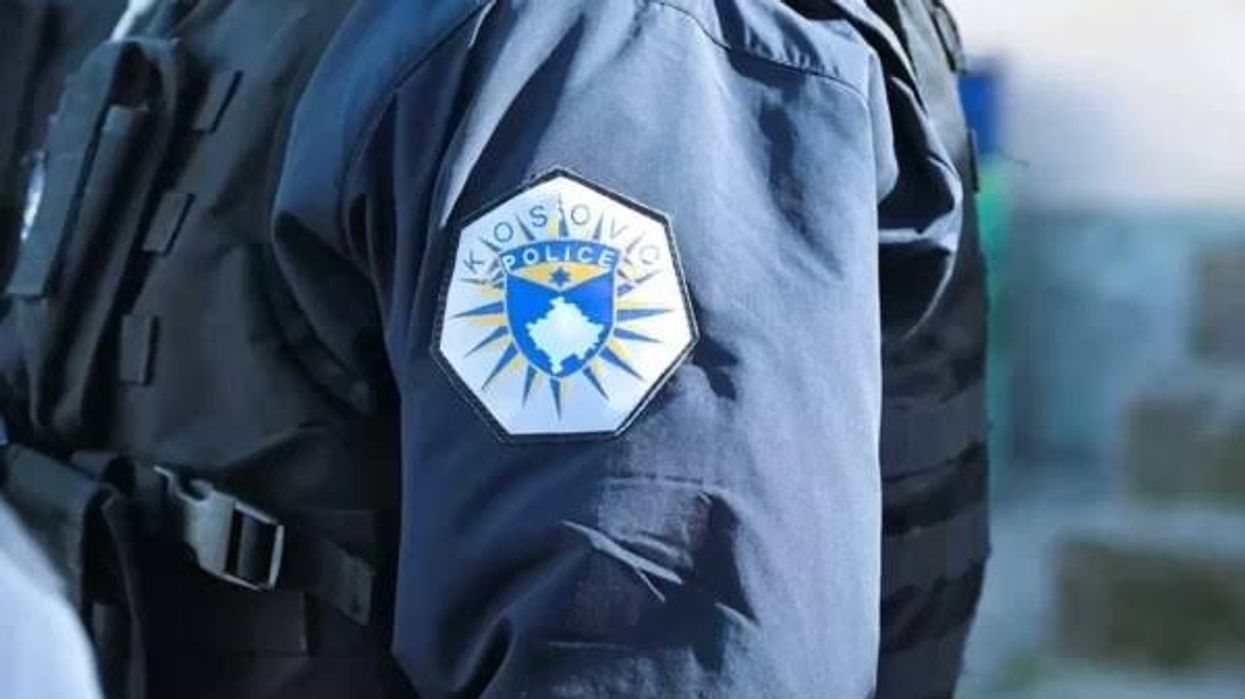 Tentoi të grabisë një argjendari në Gjilan, ndalohet i dyshuari Tentoi të grabisë një argjendari në Gjilan, ndalohet i dyshuari