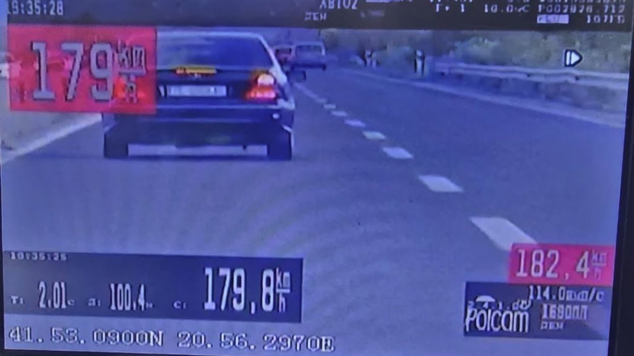Voziti 179 km/h në rrugën Tetovë-Gostivar, ndalohet shoferi dhe i konfiskohet automjeti Voziti 179 km/h në rrugën Tetovë-Gostivar, ndalohet shoferi dhe i konfiskohet automjeti