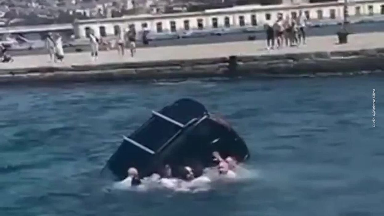 Kadetët e ushtrisë italiane shpëtojnë një shofer nga një makinë që po fundosej Kadetët e ushtrisë italiane shpëtojnë një shofer nga një makinë që po fundosej