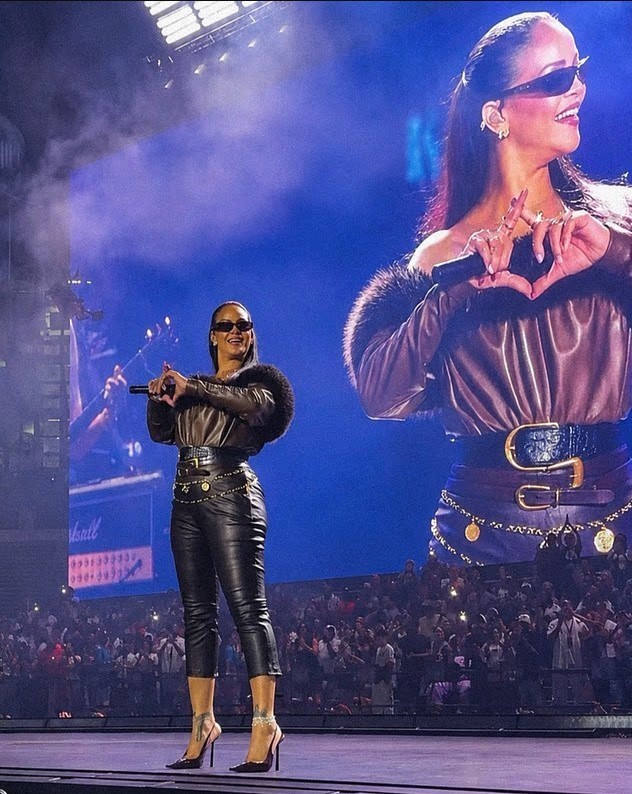Rihanna kritikohet pas rikthimit në skenë me Jay Z  fansat e quajnë performancën  pa energji 