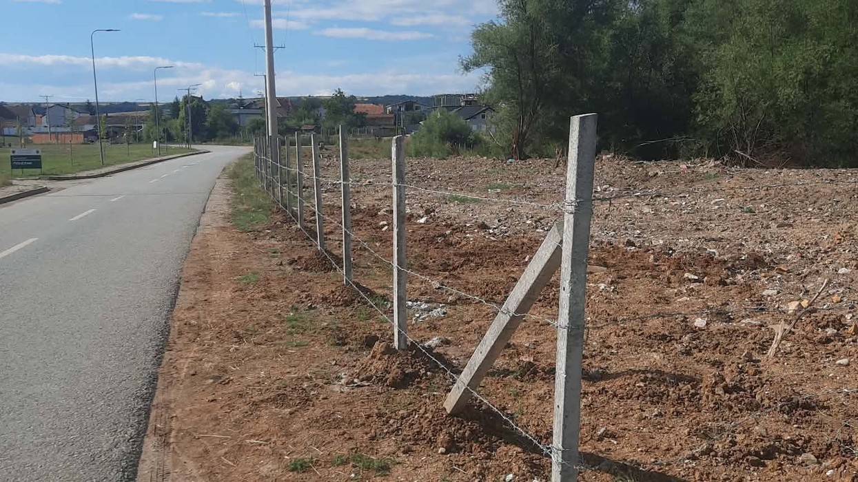 Mungoi ndërhyrja komunale, banorët e fshatit Drenoc të Prishtinës rregullojnë vetë hapësirën publike