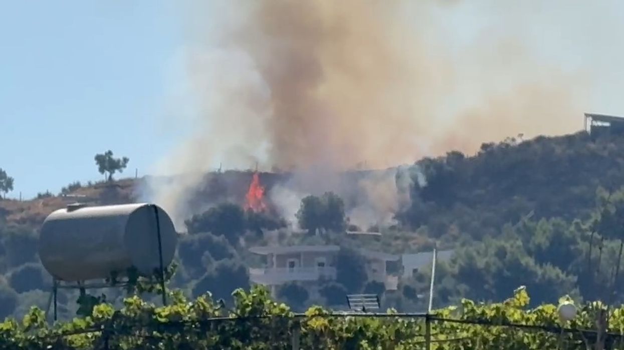 Ndizet një vatër zjarri në lagjen “15 Tetori” të Vlorës, rrezikohen banesat pranë Ndizet një vatër zjarri në lagjen “15 Tetori” të Vlorës, rrezikohen banesat pranë