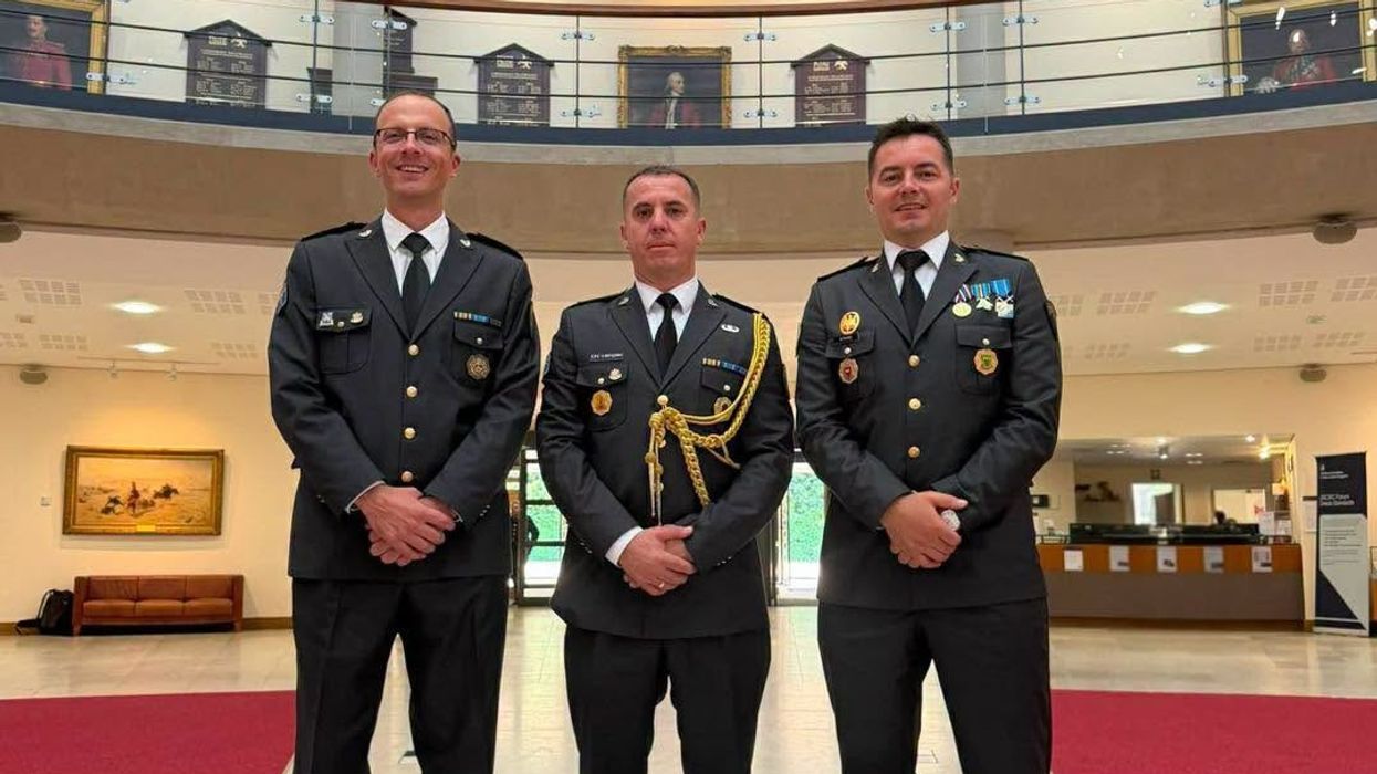 Oficerët e FSK-së përfundojnë kursin prestigjioz në Britani, Maqedonci: Investimi në zhvillimin profesional të kuadrit ushtarak prioritet strategjik Oficerët e FSK-së përfundojnë kursin prestigjioz në Britani, Maqedonci: Investimi në zhvillimin profesional të kuadrit ushtarak prioritet strategjik