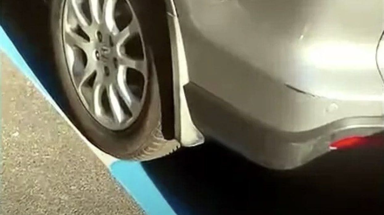 Në Romë parkuan në vijë të bardhë, u zgjuan me dënim dhe veturat e parkuara në vijë të kaltër Në Romë parkuan në vijë të bardhë, u zgjuan me dënim dhe veturat e parkuara në vijë të kaltër