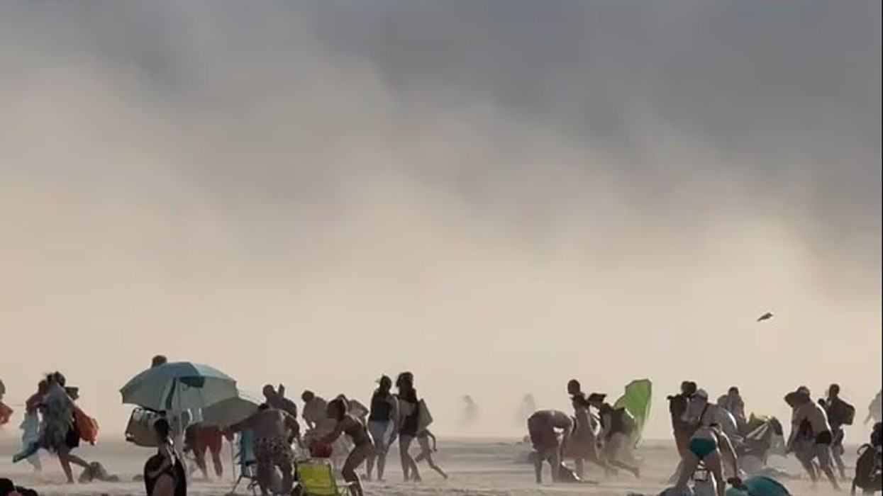Një “re cunami” gjigante godet plazhin francez me një erë të fortë të papritur duke i bërë turistët të vrapojnë për të shpëtuar jetën