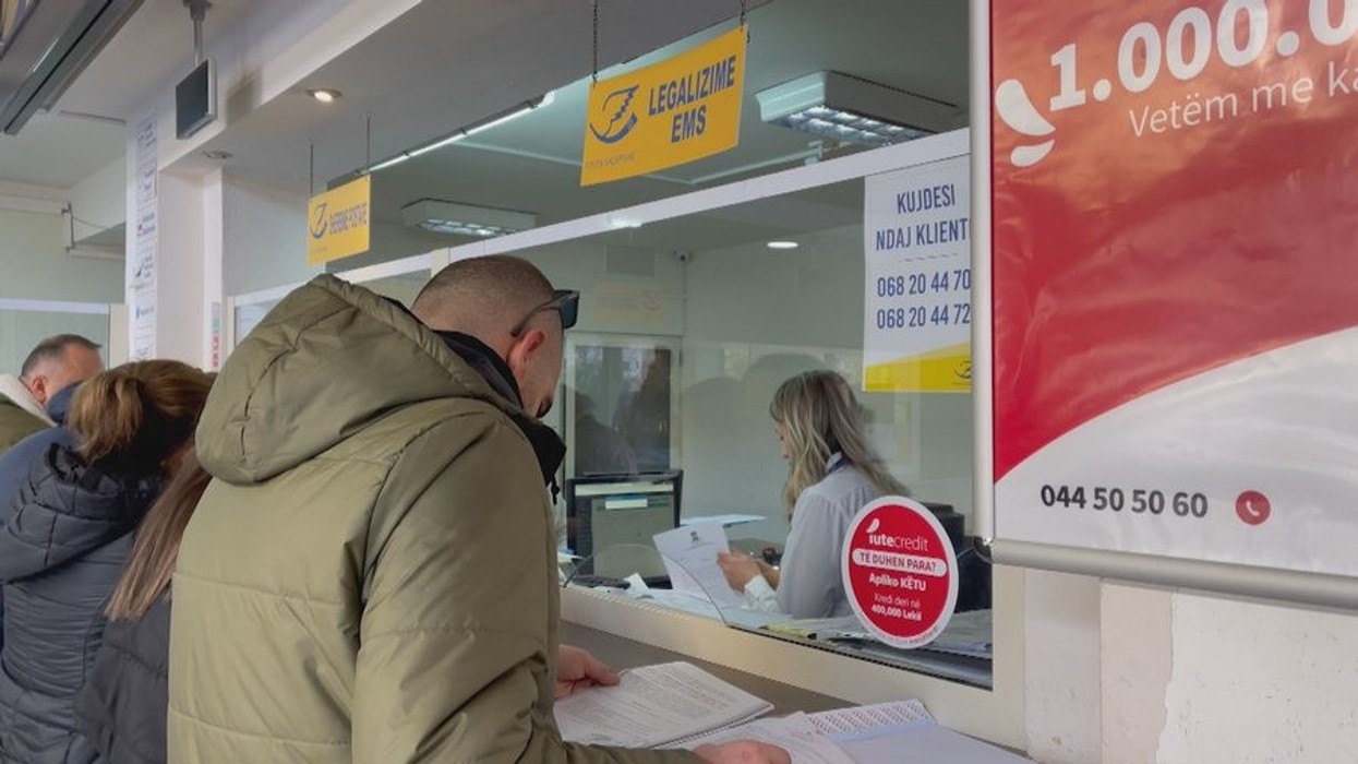 Dyshohet se përfitoi rreth 700 mijë euro, shkarkohet drejtoresha e Postës së Durrësit