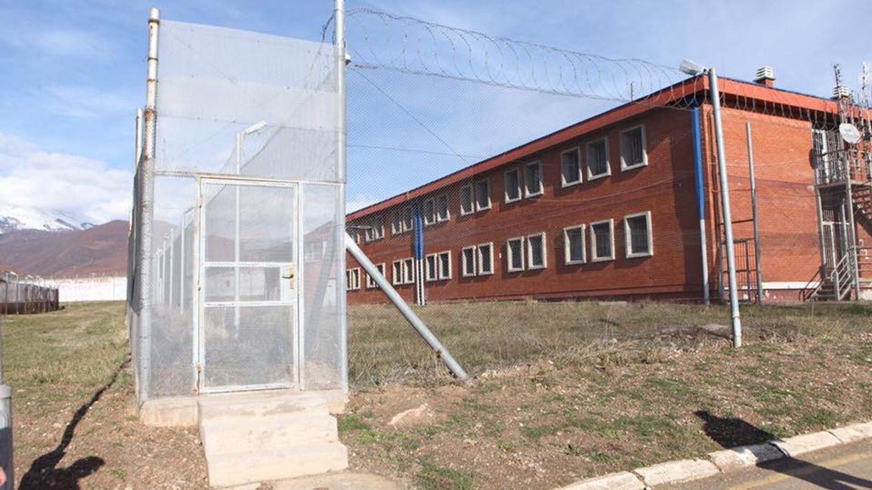 Tentuan të fusin marihuanë në Dubravë - ngrihet aktakuzë ndaj tre personave, mes tyre një zyrtar korrektues Tentuan të fusin marihuanë në Dubravë - ngrihet aktakuzë ndaj tre personave, mes tyre një zyrtar korrektues