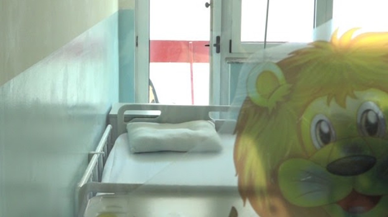 Pediatria pajiset me shtretër të rinj pas denoncimit të një qytetare, QKUK premton furnizime të reja
