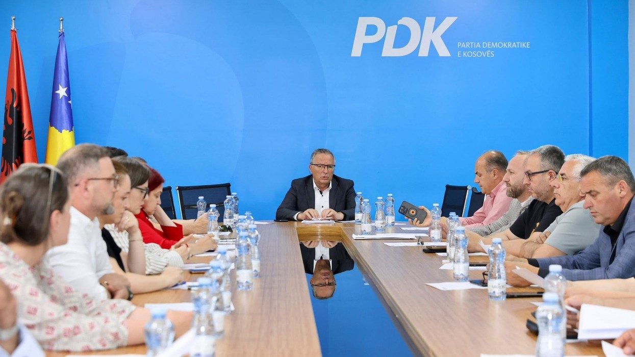 Hamza mbledh deputetët e PDK-së: Kosova ka nevojë për institucione, jo për një pushtet që zvarrit proceset