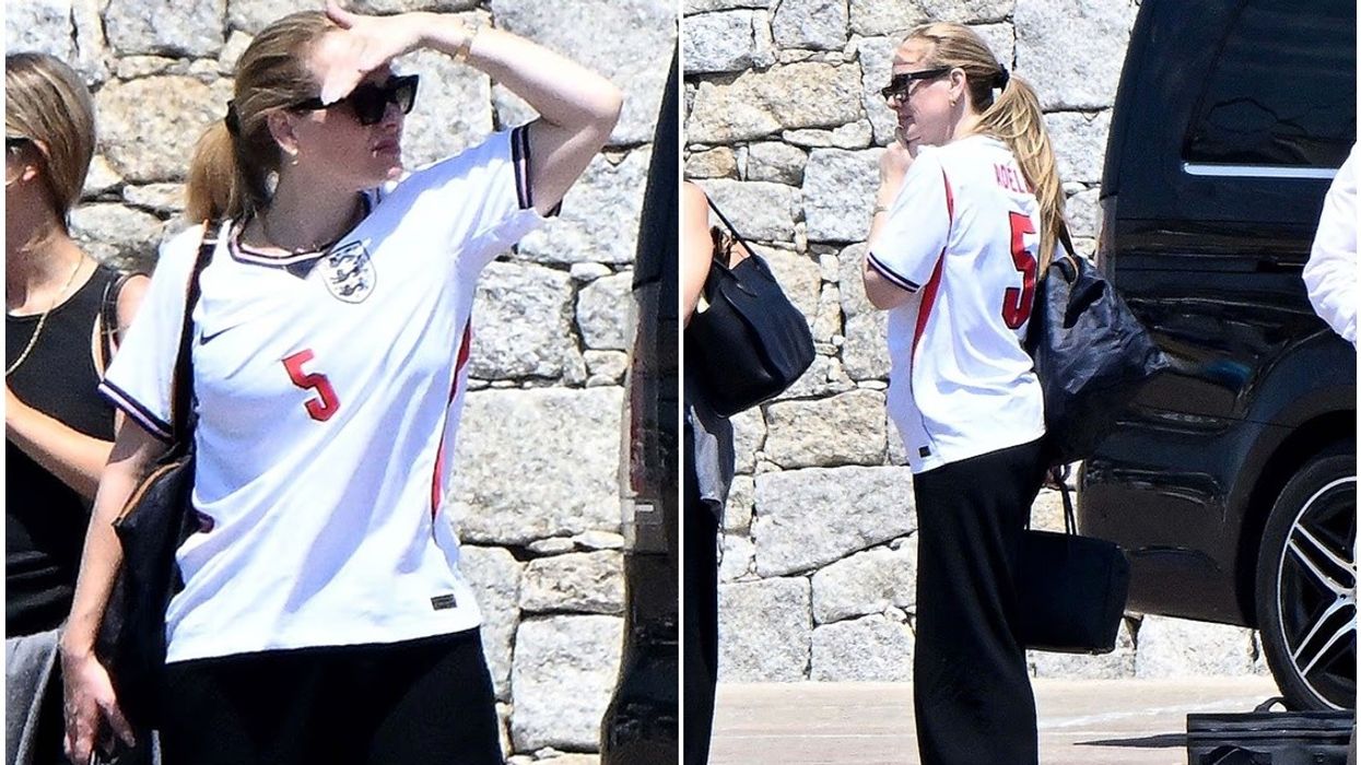 Adele tregon mbështetjen e saj për futbollistin John Stones, duke veshur fanellën me numrin pesë të Anglisë Adele tregon mbështetjen e saj për futbollistin John Stones, duke veshur fanellën me numrin pesë të Anglisë