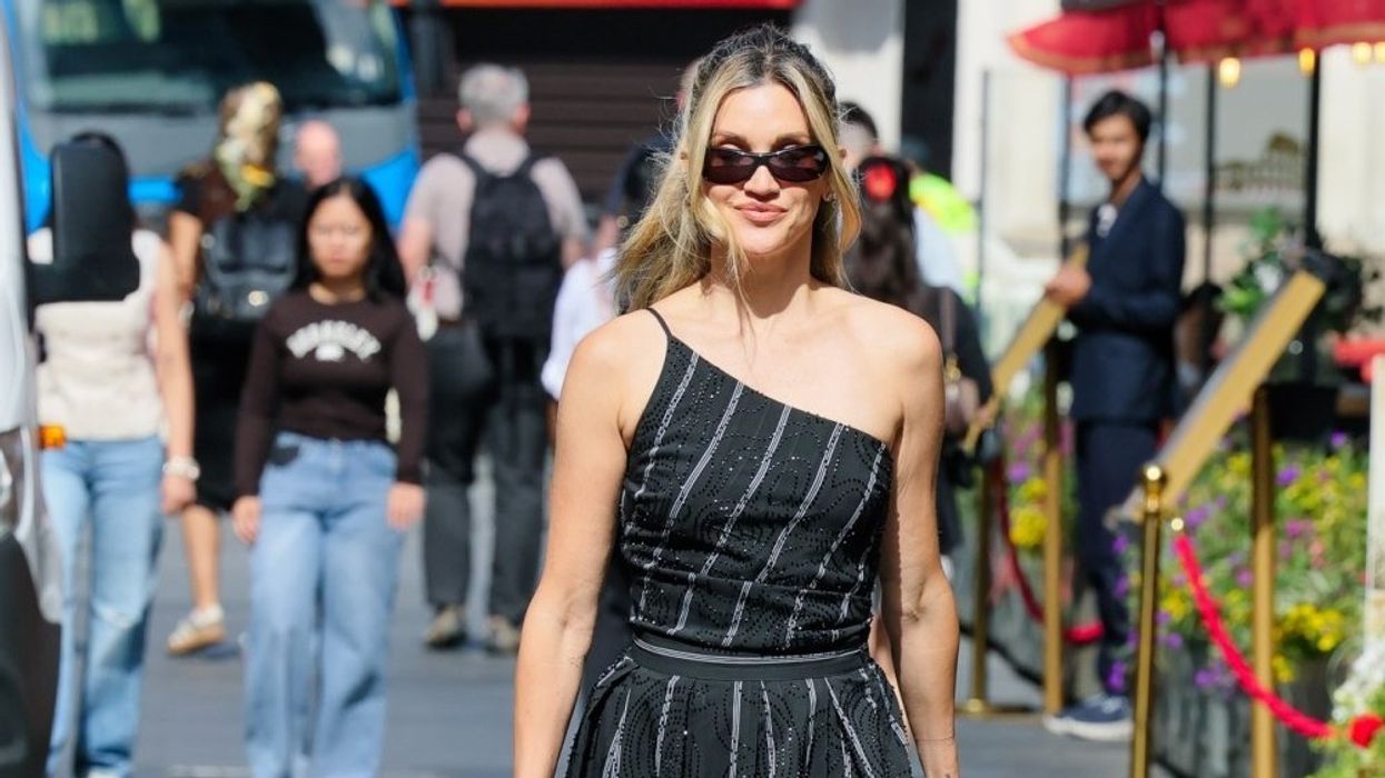 Një fustan i zi si ky vishet në çdo rast: Ashley Roberts shkëlqen me modelin që shpëton çdo dalje Një fustan i zi si ky vishet në çdo rast: Ashley Roberts shkëlqen me modelin që shpëton çdo dalje