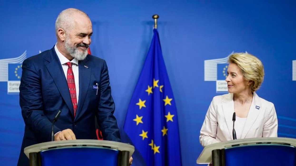 Ditë historike për zgjerimin evropian: Shqipëria dhe Mali i Zi përparojnë në negociata, Serbia mbetet prapa
