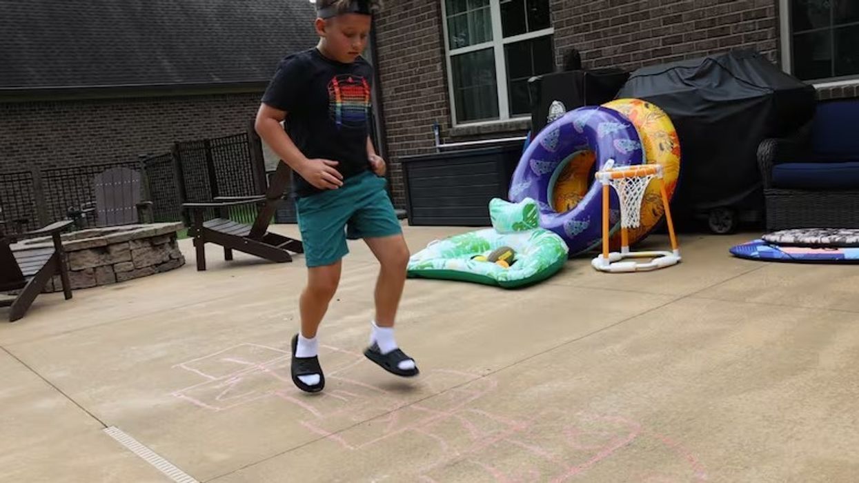 Nëntëvjeçari nga Kentucky thyen rekordin botëror në "lojën e kërcimit nëpër katrorë" Nëntëvjeçari nga Kentucky thyen rekordin botëror në