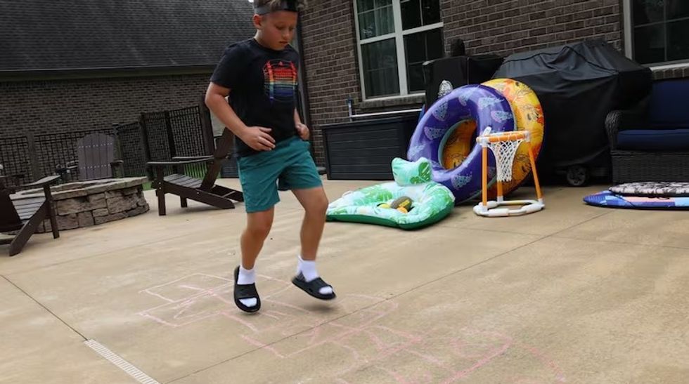 Nëntëvjeçari nga Kentucky thyen rekordin botëror në "lojën e kërcimit nëpër katrorë"