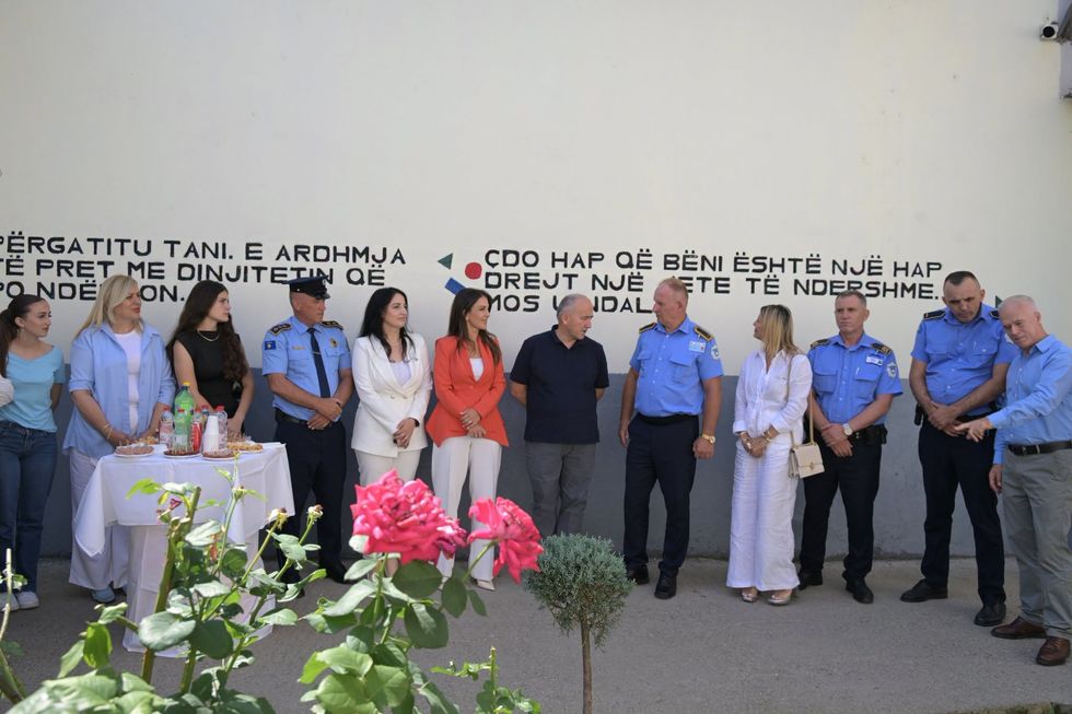 Promovohet murali “Ngjyrat e dinjitetit" në Pejë - simbol i shpresës, rehabilitimit dhe fuqisë së artit