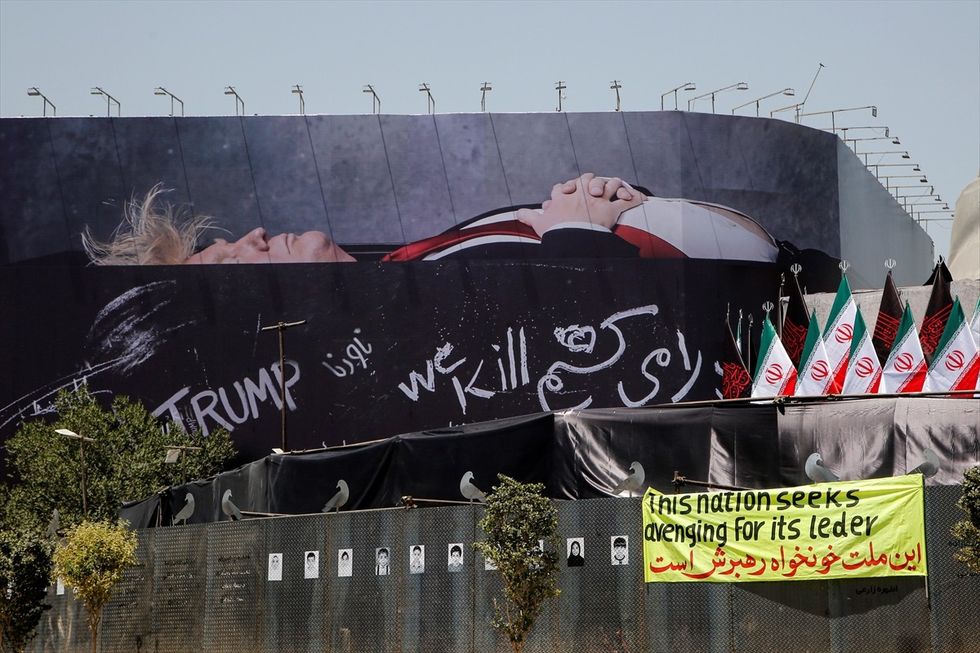Në Sheshin e Revolucionit në Teheran u vendos një banderolë ku Donald Trump paraqitet në arkivol
