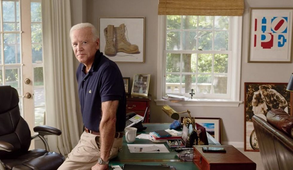 Biden me libër të kujtimeve, data e botimit mund të shkaktojë pakënaqësi te demokratët