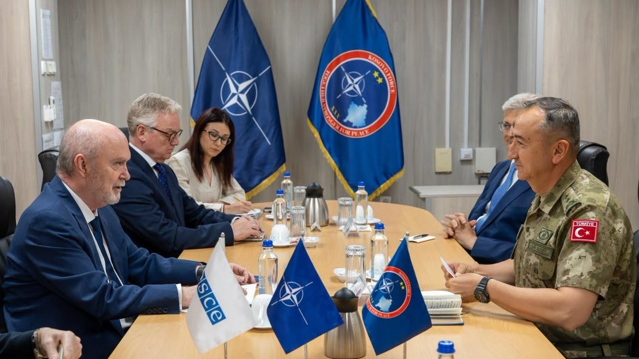 Komandanti i KFOR-it dhe Sekretari i Përgjithshëm i OSBE-së diskutojnë për sigurinë në Kosovë