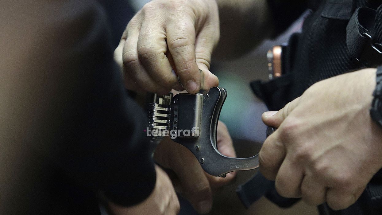 Tentuan të marrin autorizim te noteri pa dijen e pronarit legjitim të disa parcelave, arrestohen tre persona në veri të Mitrovicës Tentuan të marrin autorizim te noteri pa dijen e pronarit legjitim të disa parcelave, arrestohen tre persona në veri të Mitrovicës