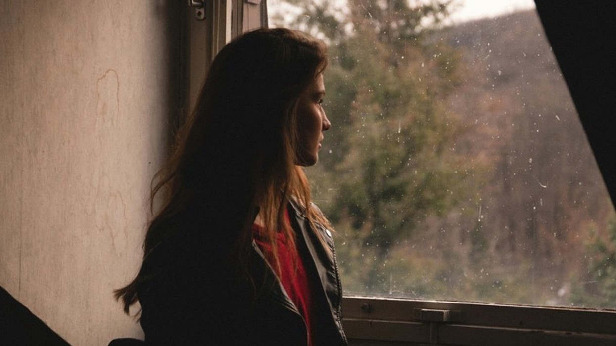 Njerëzit që rrallë shfaqin emocione kanë mësuar gjashtë mësime si fëmijë