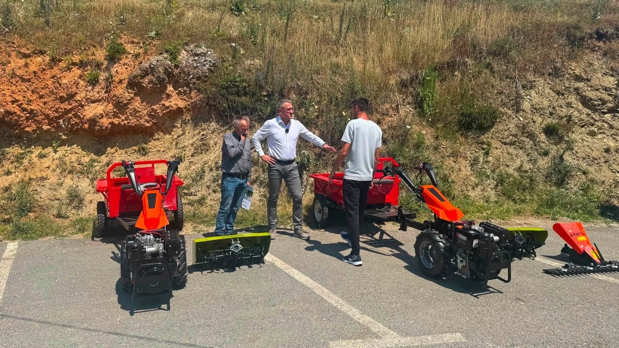 Rashiq u dorëzon mjete bujqësor tri familjeve në Prizren