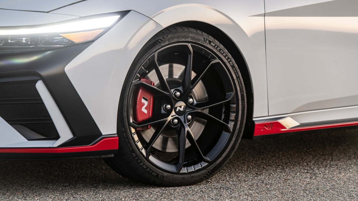 Hyundai Elantra N i ri pritet me më shumë fuqi, një dizajn më agresiv me elemente sportive