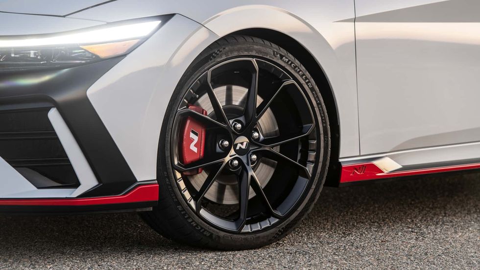Hyundai Elantra N i ri pritet me më shumë fuqi, një dizajn më agresiv me elemente sportive