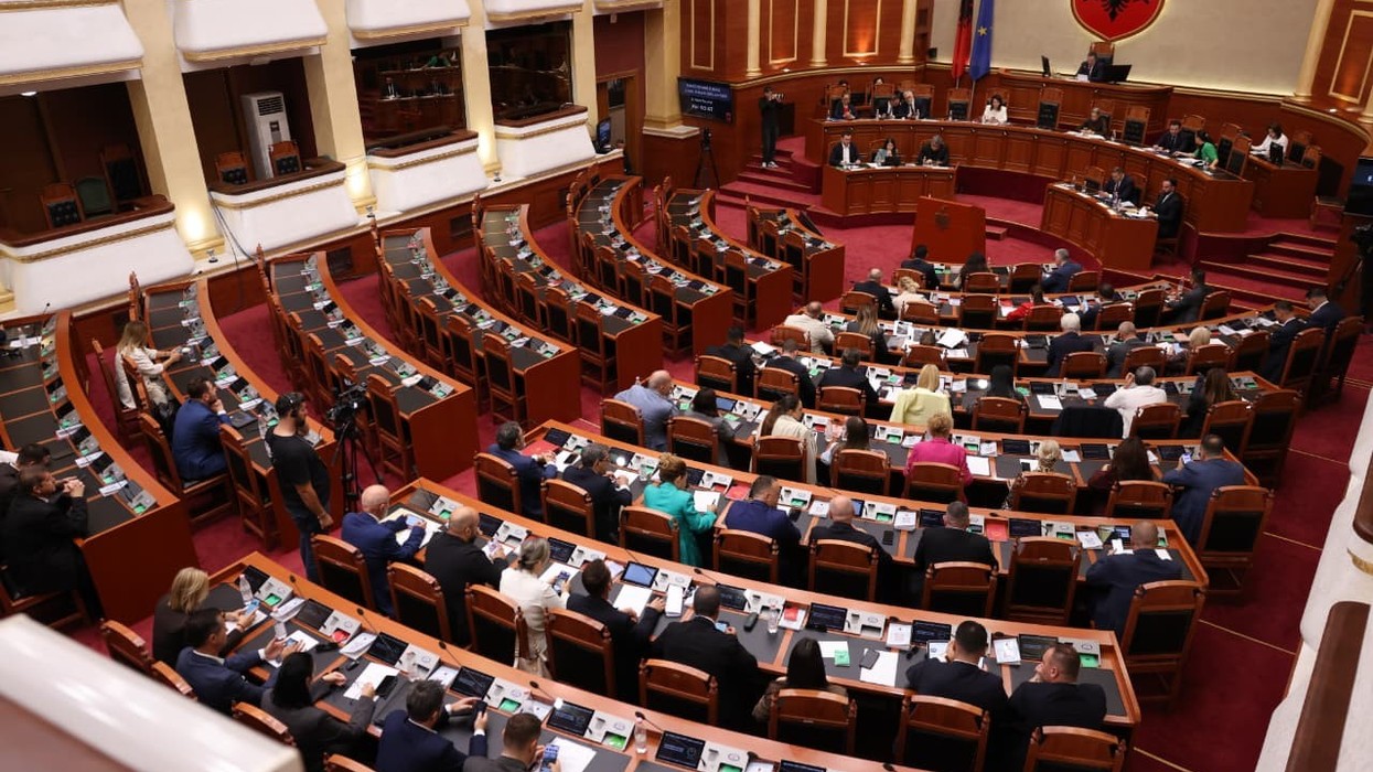 Deklarata e ministres serbe - debat në Kuvendin e Shqipërisë për Kosovën mes mazhorancës dhe opozitës