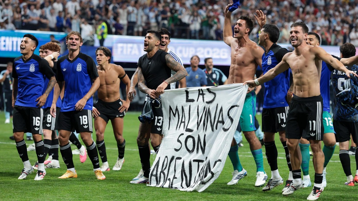 Argjentina përballet me hetim disiplinor nga FIFA për shkak të banderolës provokuese ndaj Anglisë
