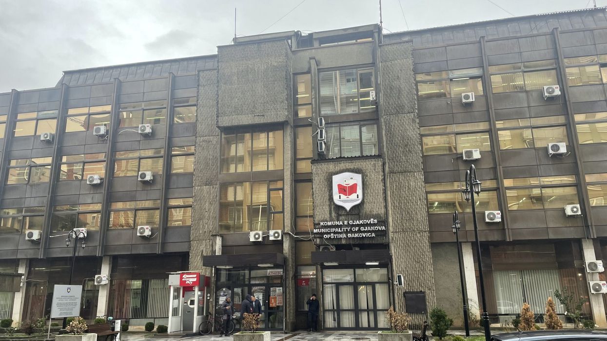 Komuna e Gjakovës u bën thirrje bizneseve të respektojnë orarin e punës, paralajmëron kontrolle nga Inspektorati Komuna e Gjakovës u bën thirrje bizneseve të respektojnë orarin e punës, paralajmëron kontrolle nga Inspektorati