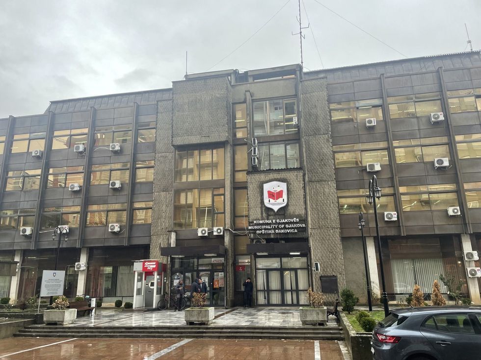 Komuna e Gjakovës u bën thirrje bizneseve të respektojnë orarin e punës, paralajmëron kontrolle nga Inspektorati