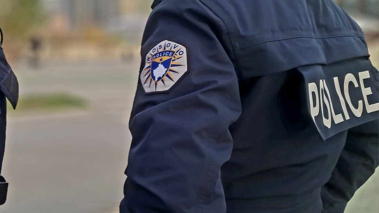 Tentuan të shisnin 21 prona me dokumente të falsifikuara, tre të arrestuar në Mitrovicë Tentuan të shisnin 21 prona me dokumente të falsifikuara, tre të arrestuar në Mitrovicë