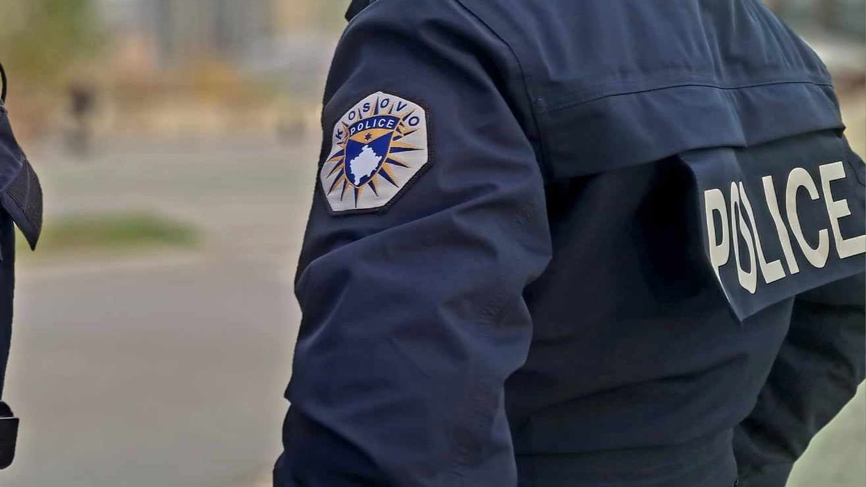 Tentuan të shisnin 21 prona me dokumente të falsifikuara, tre të arrestuar në Mitrovicë