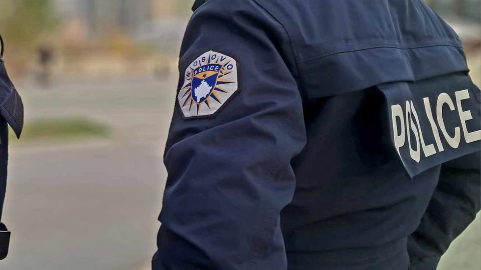 Tentuan të shisnin 21 prona me dokumente të falsifikuara, tre të arrestuar në Mitrovicë