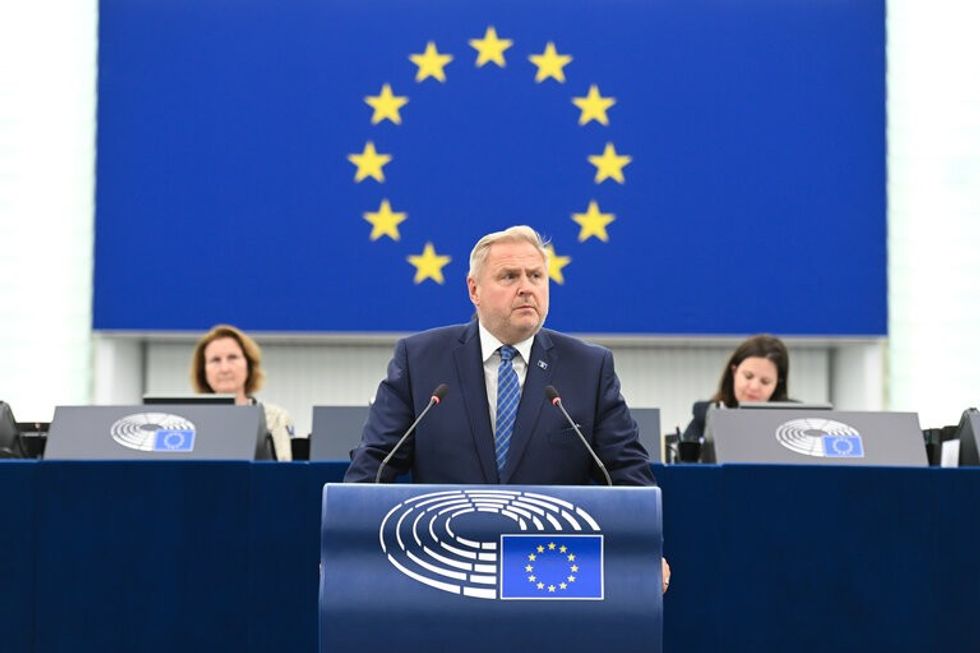 "E turpshme", raportuesi i PE-së i reagon ashpër Paunoviqit