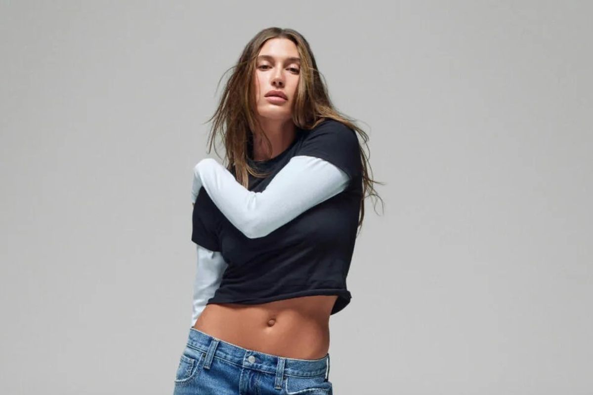 Hailey Bieber dizajnoi xhinset që pritet të shiten menjëherë Hailey Bieber dizajnoi xhinset që pritet të shiten menjëherë