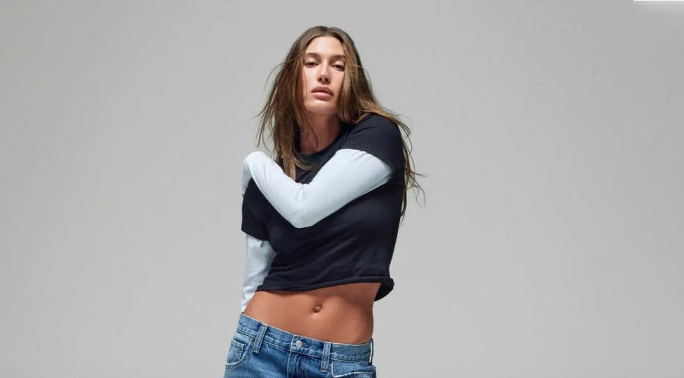 Hailey Bieber dizajnoi xhinset që pritet të shiten menjëherë