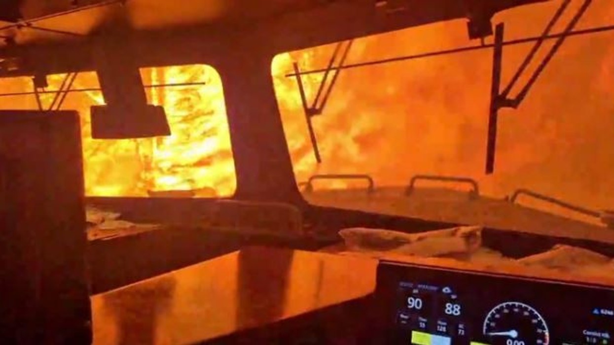 Të rrethuar nga zjarri, ekipi i trenit në Kanada rrezikon jetën nga flakët - pamje