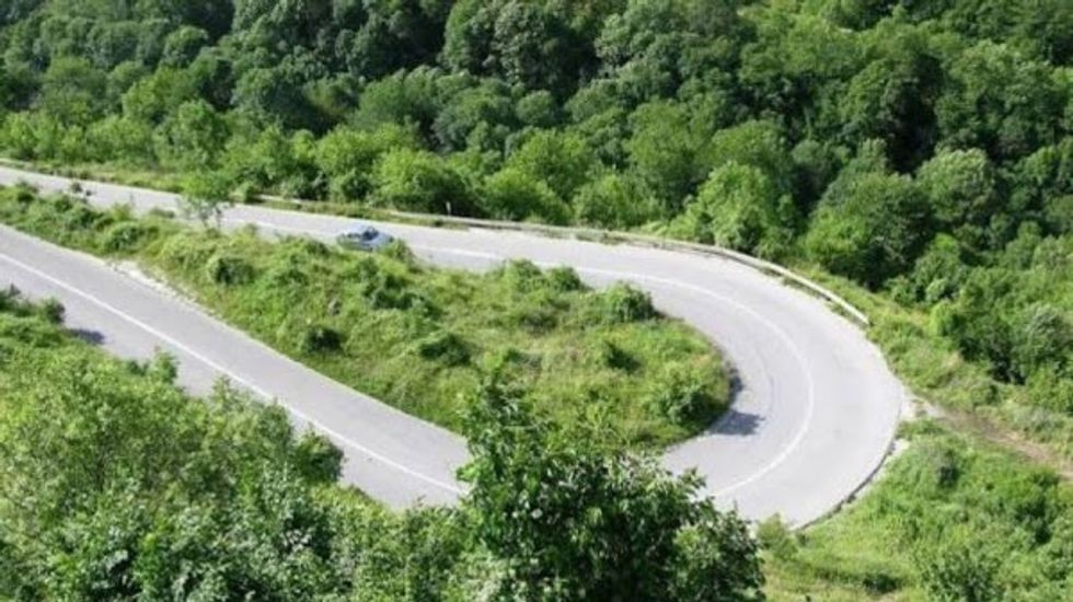 ​Mbyllet për dy ditë rruga Brezovicë-Prevallë, zhvillohet garë automobilistike
