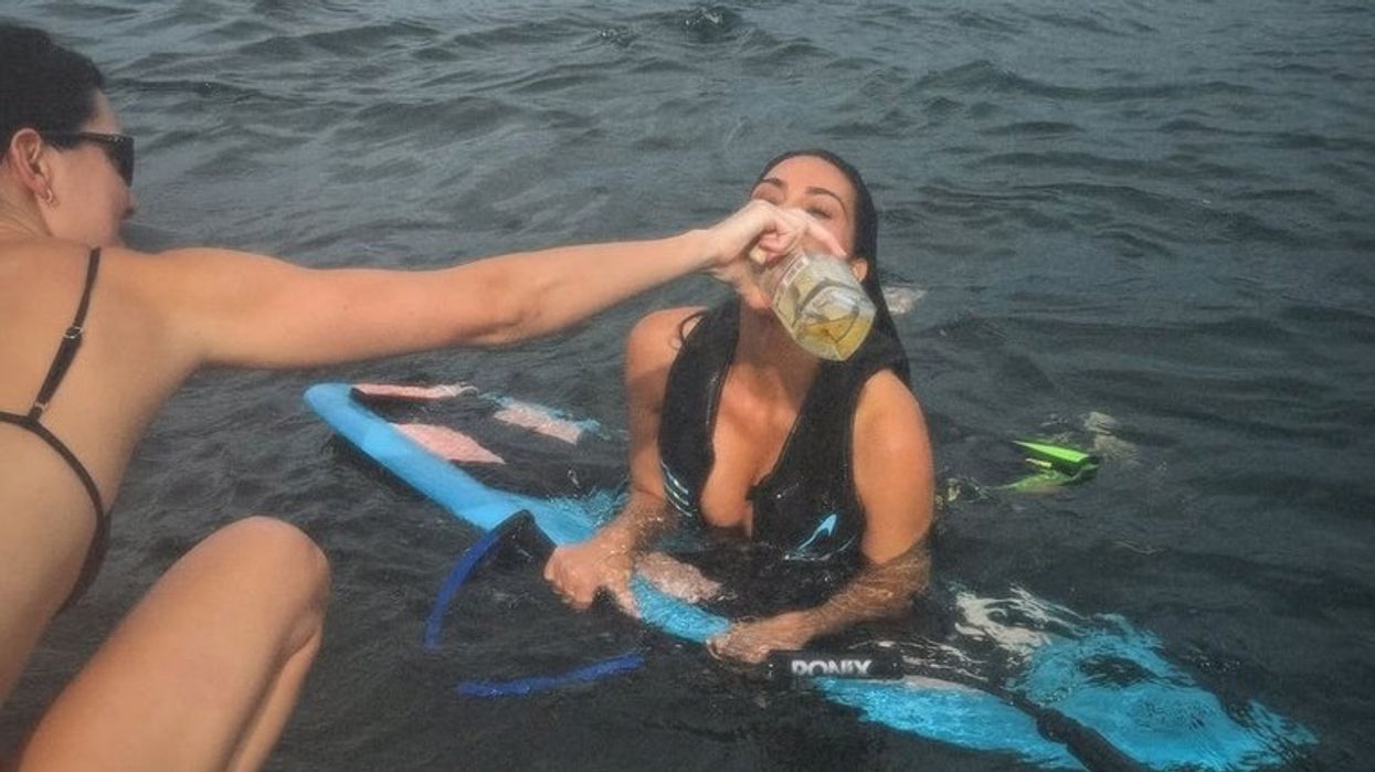 Kim Kardashian kritikohet pasi publikoi foto duke pirë tekila një ditë pasi i vdiq gjyshja Kim Kardashian kritikohet pasi publikoi foto duke pirë tekila një ditë pasi i vdiq gjyshja
