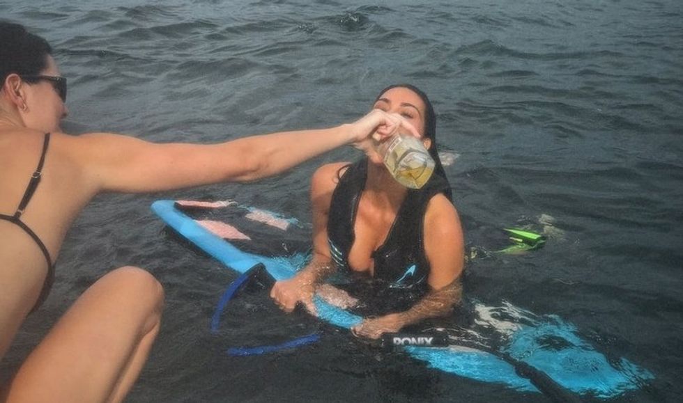 Kim Kardashian kritikohet pasi publikoi foto duke pirë tekila një ditë pasi i vdiq gjyshja