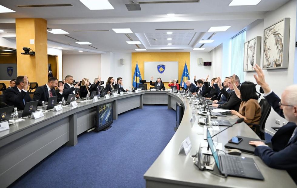 Qeveria miraton tri vendime: 255 mijë euro për tekstet në Luginë, 40 mijë euro për inovacionin