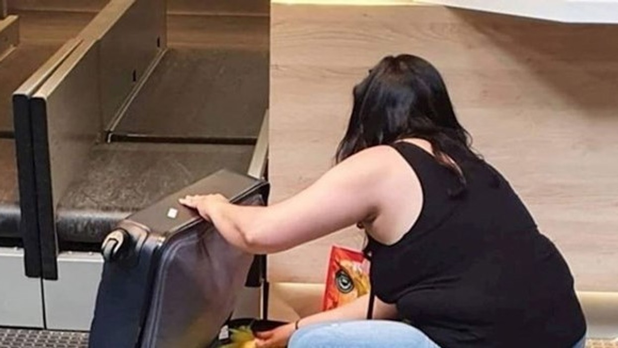 Fotoja që po bën xhiron e Ballkanit - gruaja mbush valixhen me speca para nisjes jashtë vendit