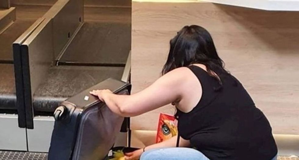 Fotoja që po bën xhiron e Ballkanit - gruaja mbush valixhen me speca para nisjes jashtë vendit